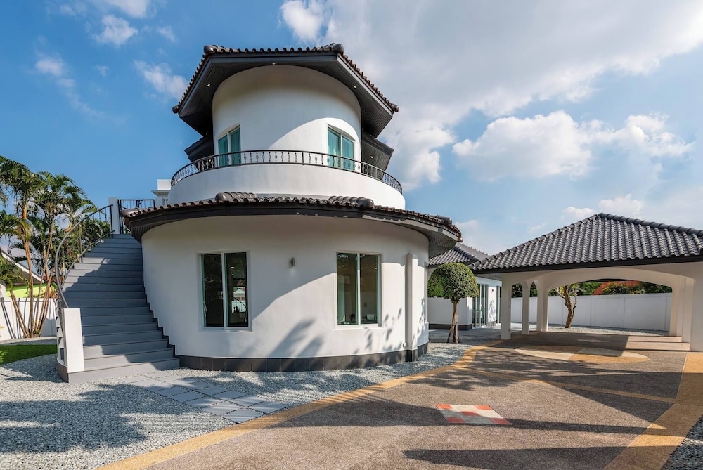 Luxury 4BR Private 425sqm Party Pool Villa