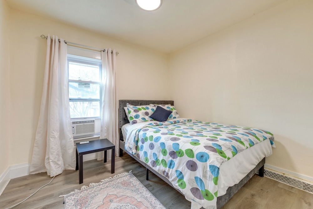 Apartment 2 Mi to Niagara Falls State Park!