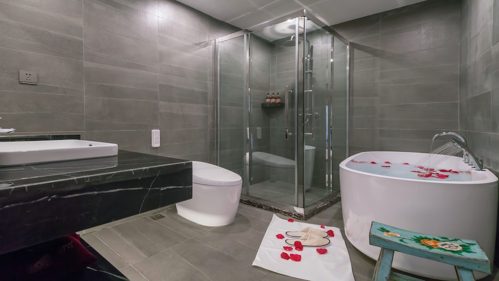 Lize Graceland Artistic Suite Inn