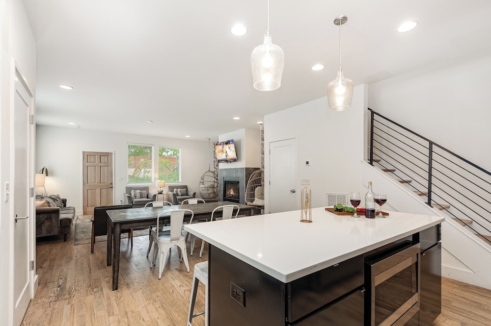 Citrine-private Patio & Balcony-near Germantown