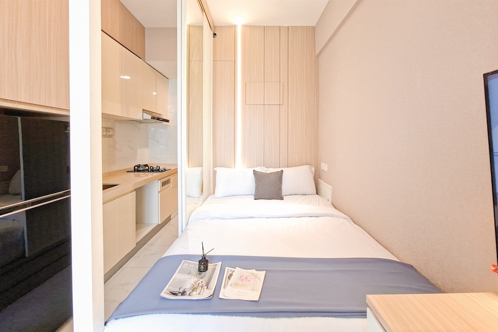 Elegant & Strategic Studio Room At Sky House Bsd Apartment