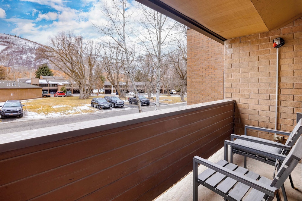 Parkside Condo by Avantstay Walk to Ski Lifts + Town Pool & Hot Tub Access