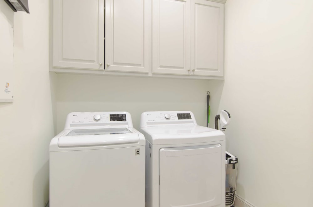 Sleeps 38 2 Homes, Steps to the Beach, Private Pool + Hottub, Game Room, Views