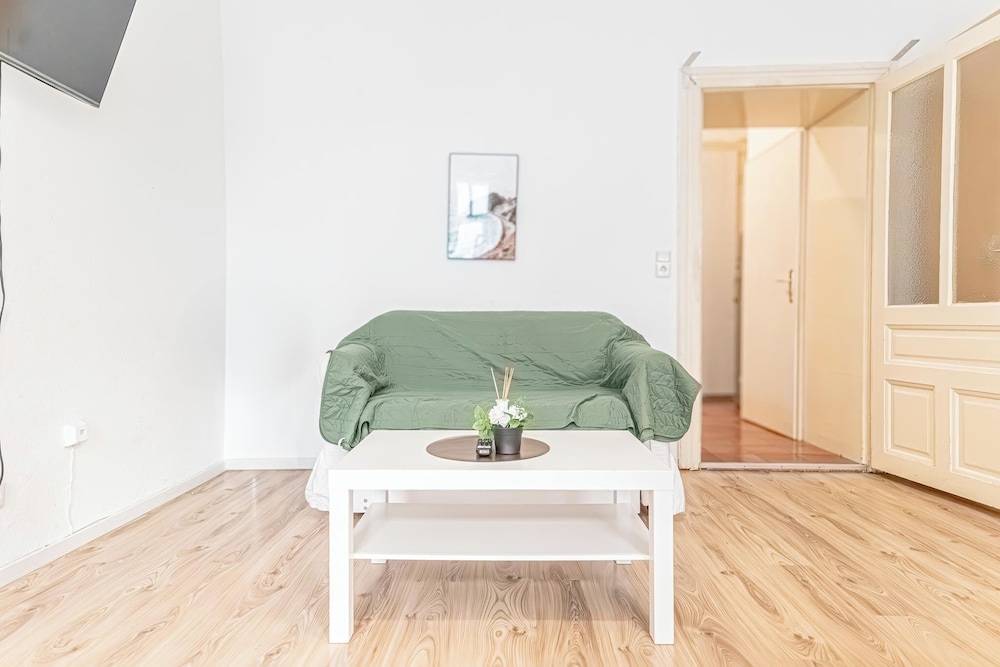 Simple 1BR Apt Long Stay Near Belvedere