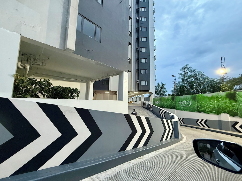 Cozy Retreat w/Balcony Near SM Mall/NAIA Airport