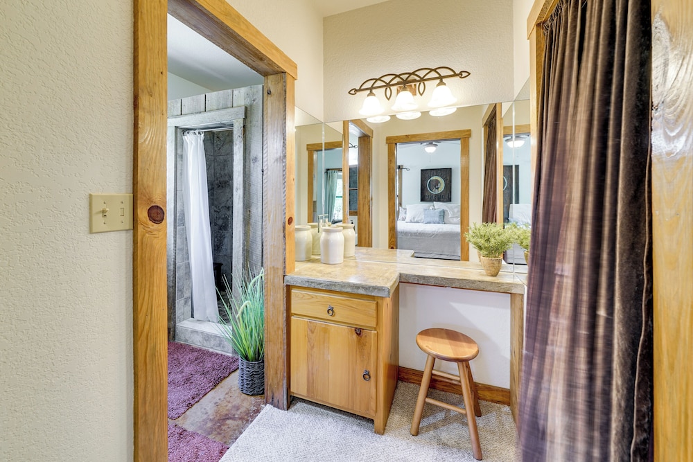 Swim, Hike & Unwind: Serene Hill Country Retreat