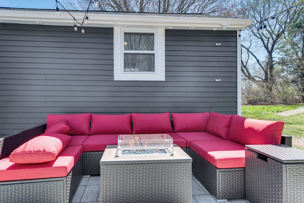 Beautiful Eliot Retreat w/ Fire Pit Game Room! - Property Image 15