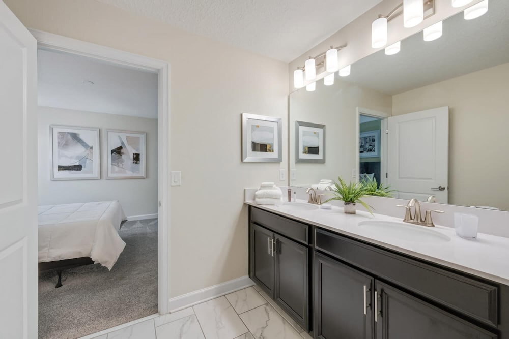 Wonderful Home With Movie Room Near Disney