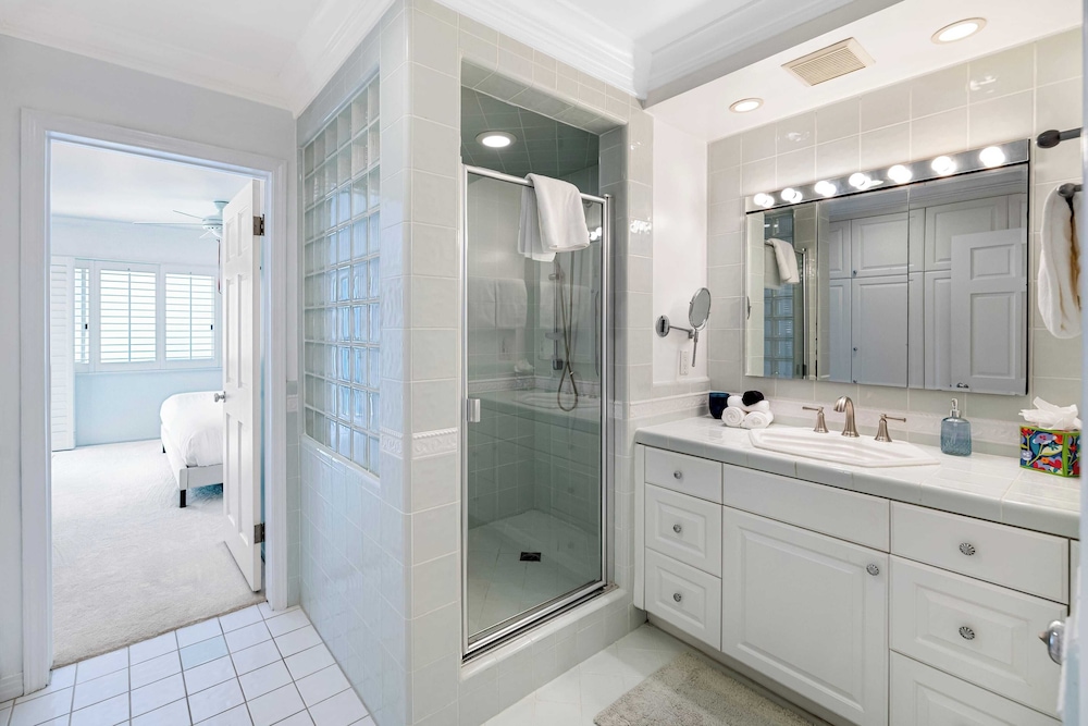 Oceanfront Gem w/ Balcony, Pool, Hot Tub & Carbon Beach Access Bluewater Haven by Avantstay