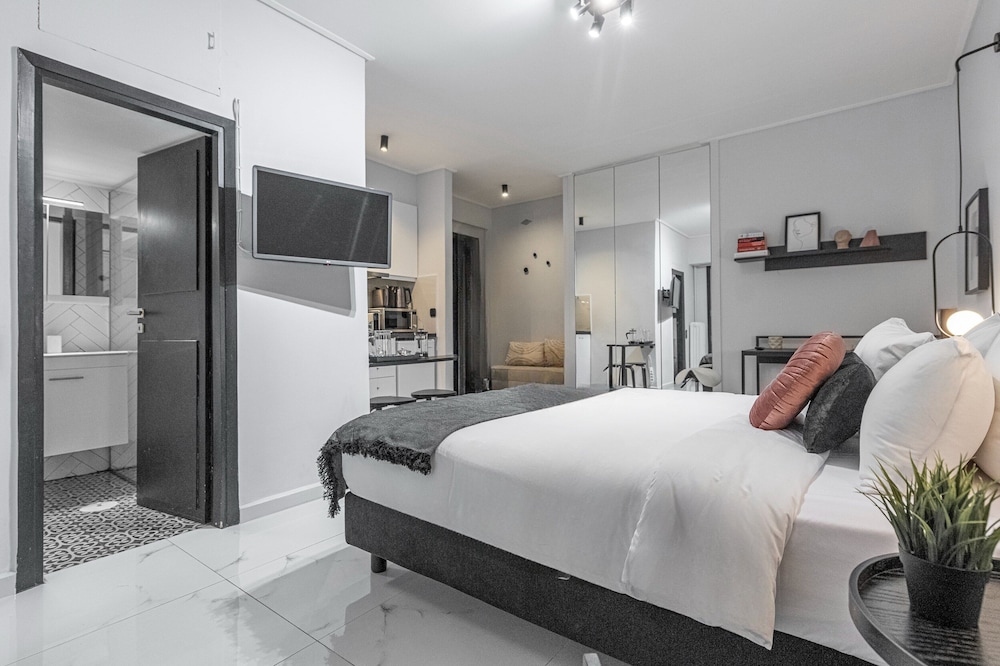 Phaedrus Living: Lykavitos Heights Studio