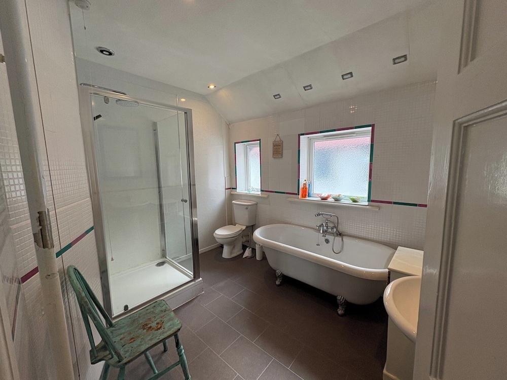10 Guests - 5 Bedrooms - Free Parking - Petok