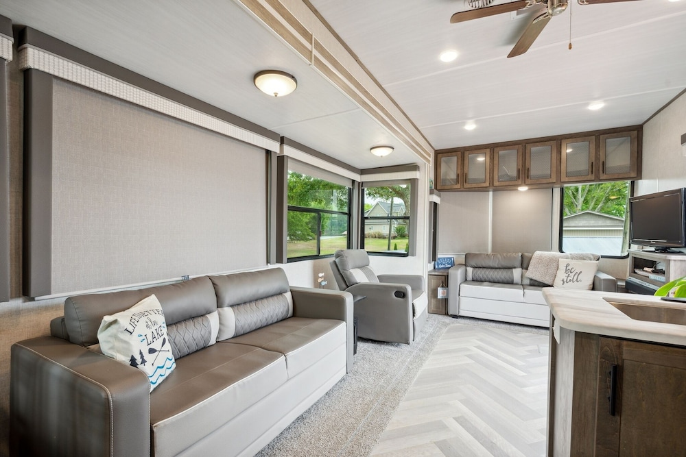 Lakeside Retreat On Neely Henry Lake 1 Bedroom Villa by RedAwning - Property Image 4