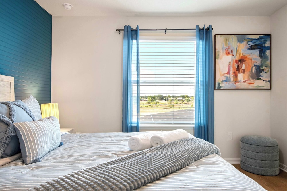 Bright & Spacious 7BR Pool Villa w/ Game Loft New Windsor Cay Resort Near Disney