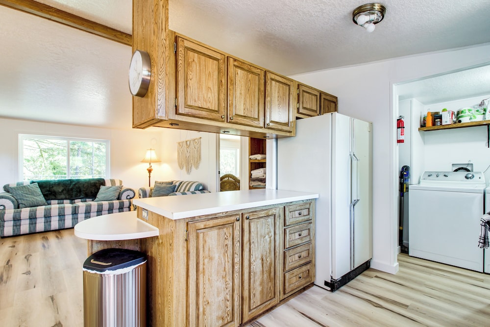 Quiet Lakefront Retreat < 2 Mi to Heceta Beach!
