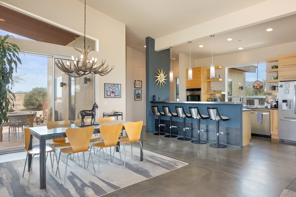 Jackalope Junction-pool, Hot Tub, Fire Pit, Bbq & Desert Views! 2 Bedroom Home by RedAwning