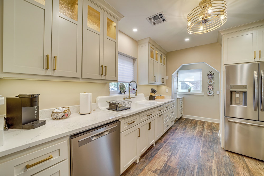 < 9 Mi to Dtwn Tulsa: Lovely Home w/ Yard & Deck!