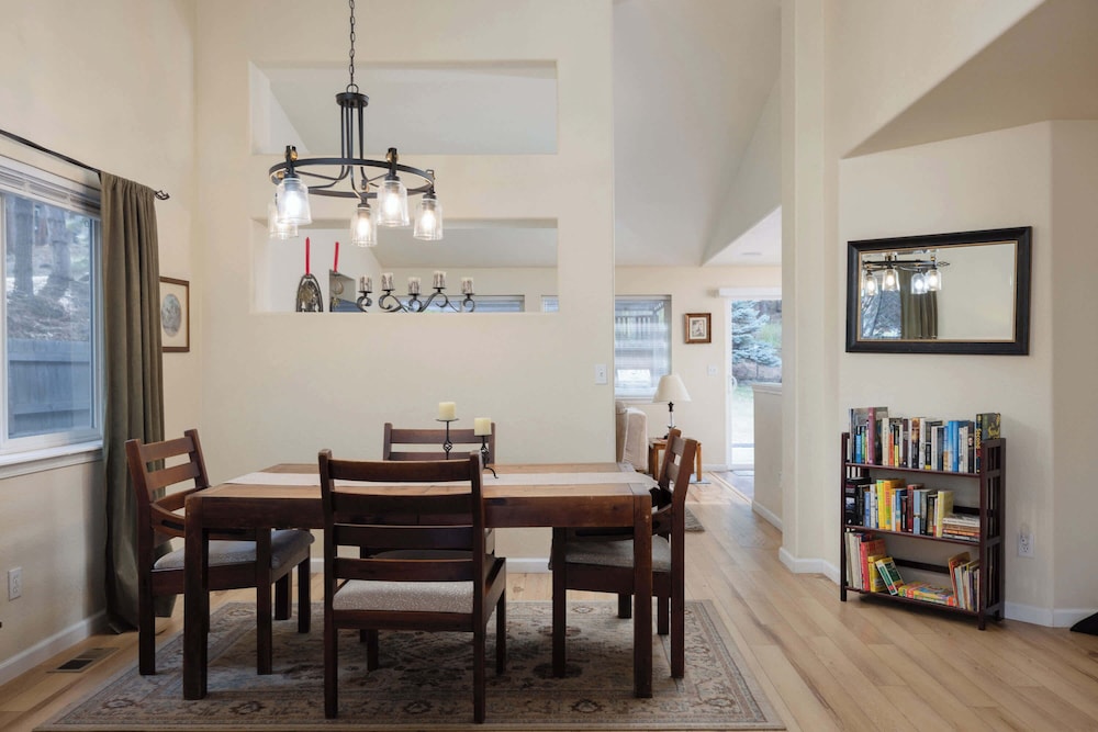 Rock Bluff Retreat - Home for 6!