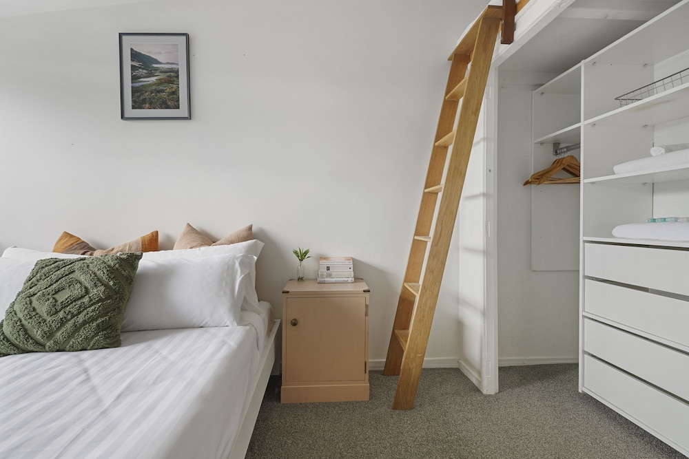 Central Quiet 2BR Apt - Wifi - Parking photo 3