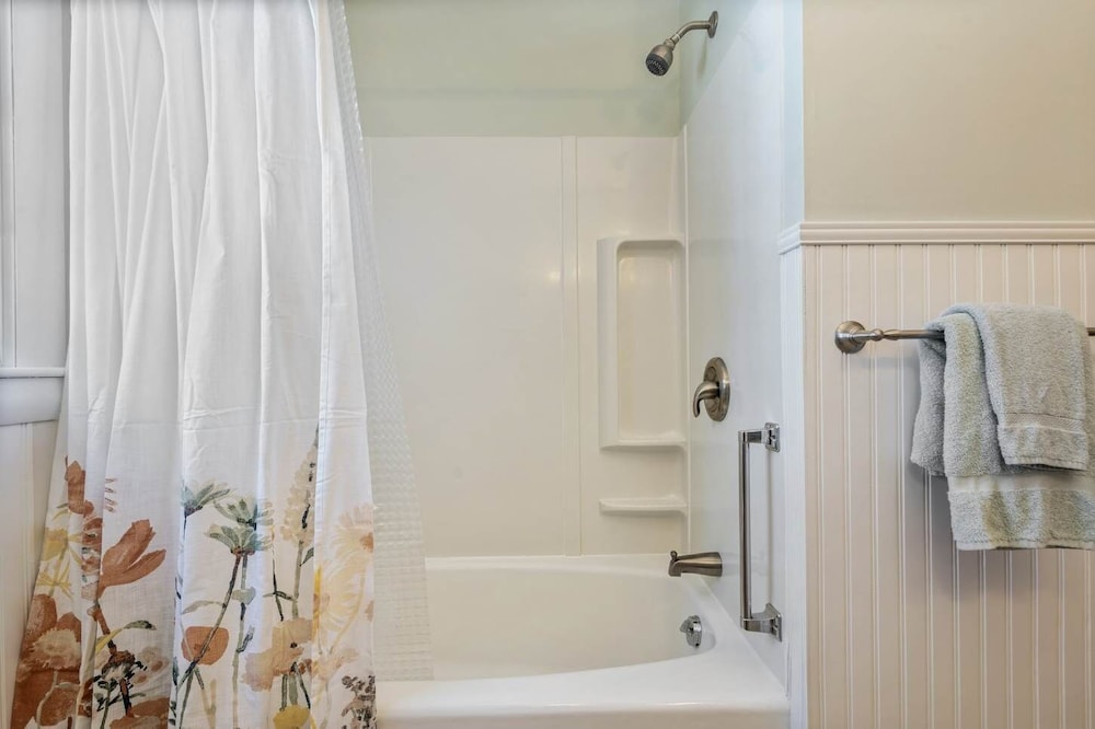 Bayview Beach Cottage For 4!