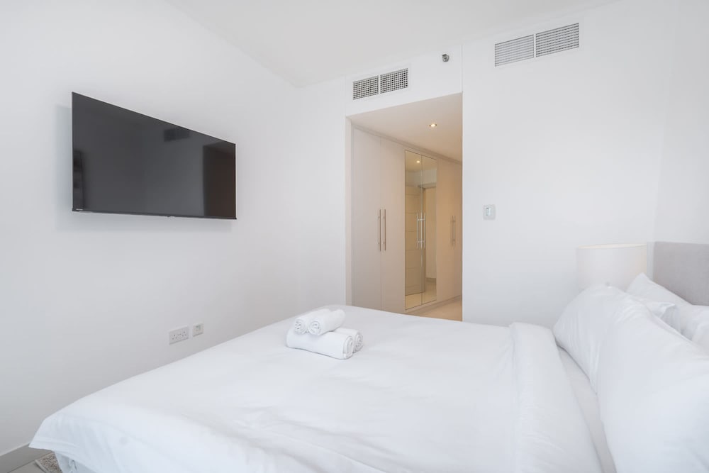 Marina Views and a 3 Bedroom Apartment in Dubai Marina