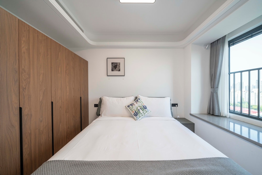 Tyms Hongqiao Deluxe 3BR 2BA APT