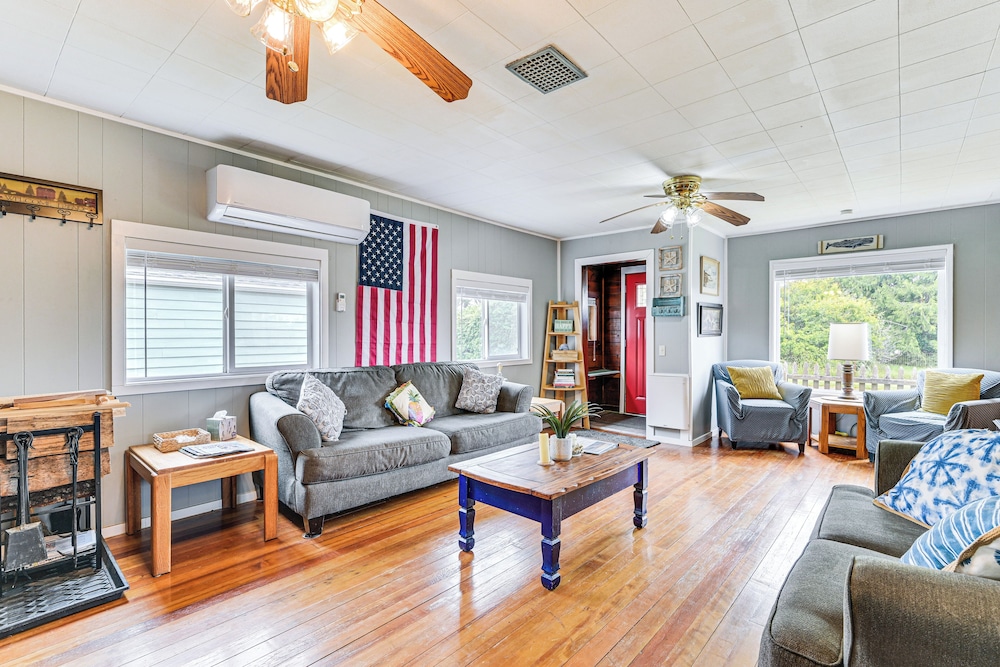 Walk to Beach: Charming Home - 3 Mi to Seabrook