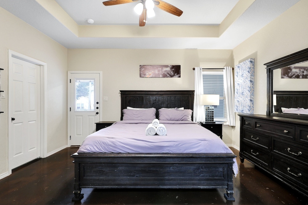 Modern Pet-friendly Duplex Near River Walk 3 Bedroom Duplex
