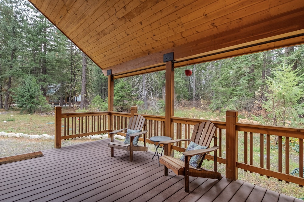 Rivers Edge 2 Bedroom Home by NW Comfy Cabins by RedAwning view 2