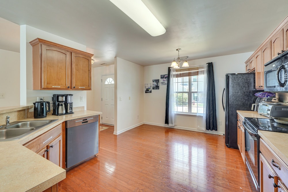6 Mi to Dtwn Raleigh: Townhome w/ Fenced Patio!