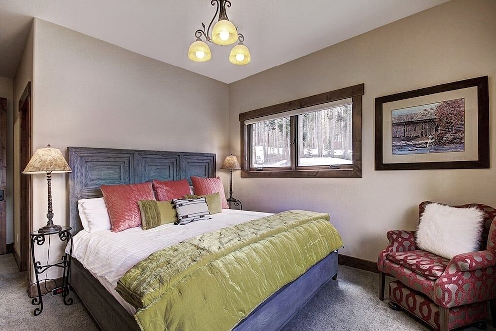 Mountain Majesty Manor 5 Bedroom Home by RedAwning