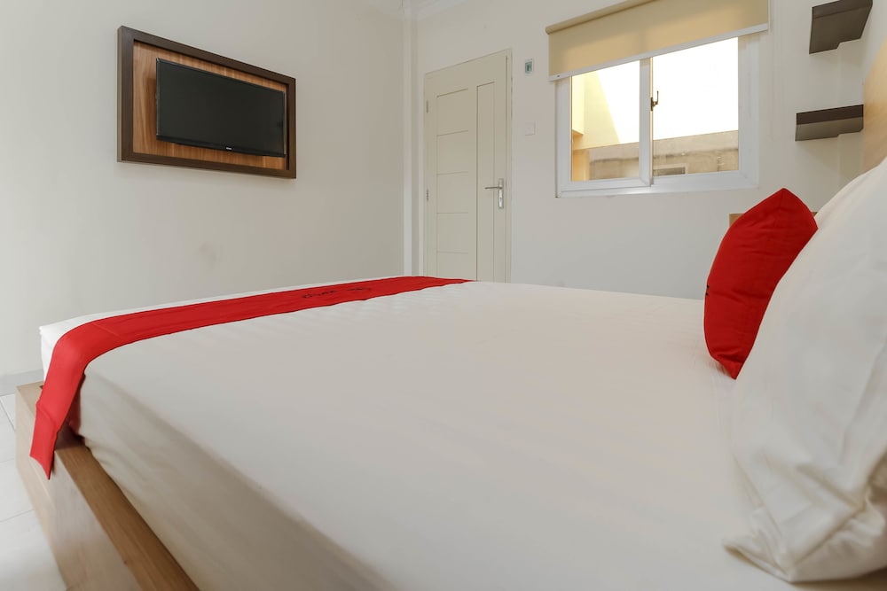 RedDoorz Plus near Palembang Square Mall