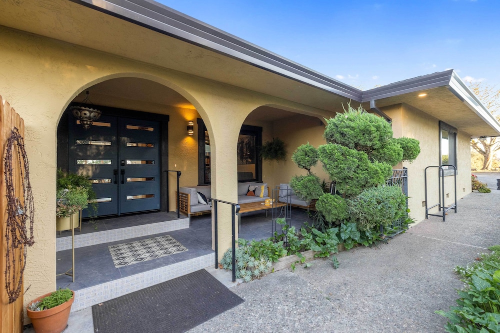 Private Pool & Large Deck: Modern Cotati Villa!