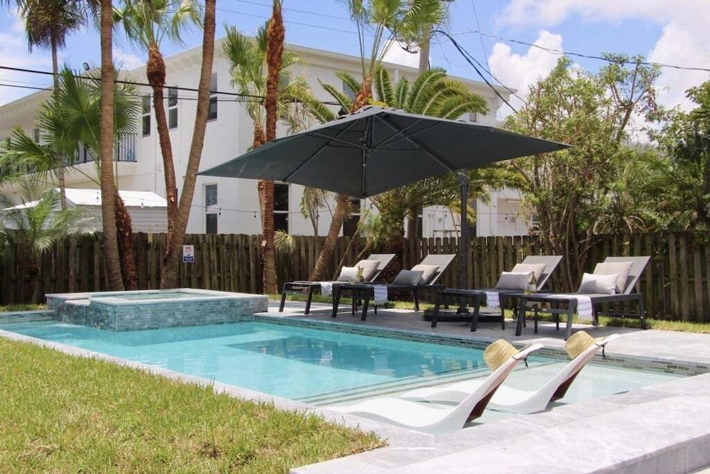 Fox Private Resort- Near Downtown & Beach 8 Bedroom Home