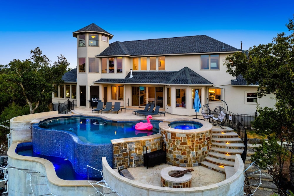 Hillside Infinity Pool Retreat - Image 2