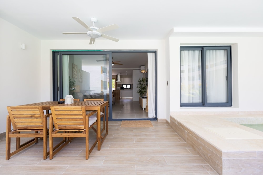Chic 2BR Stay w Terrace Picuzzi 5 Min to Beach