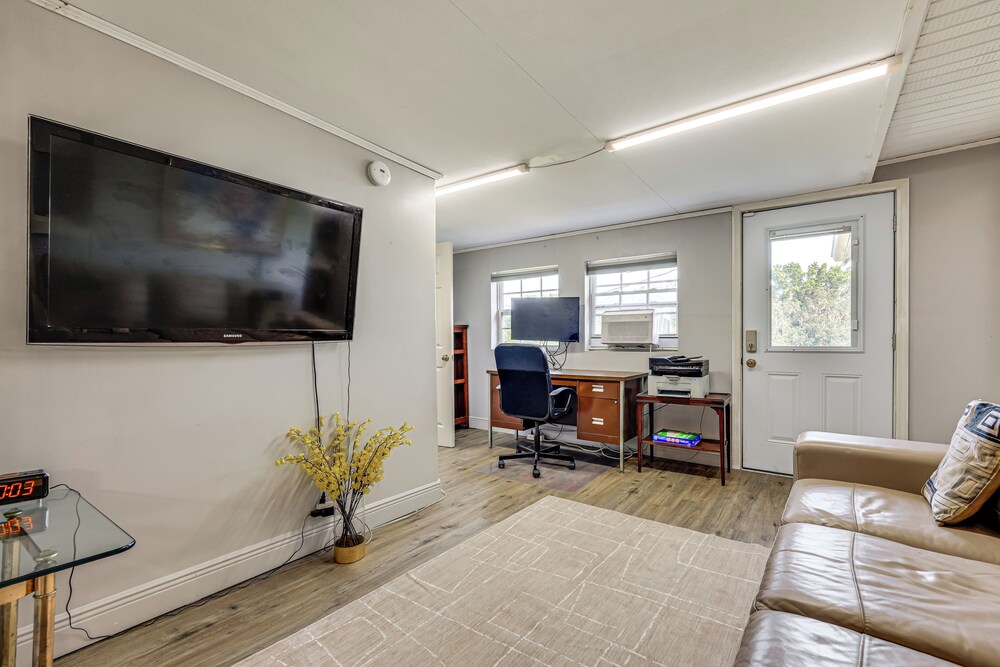 BBQ Ready: Hawthorne Home w/ Screened-in Patio