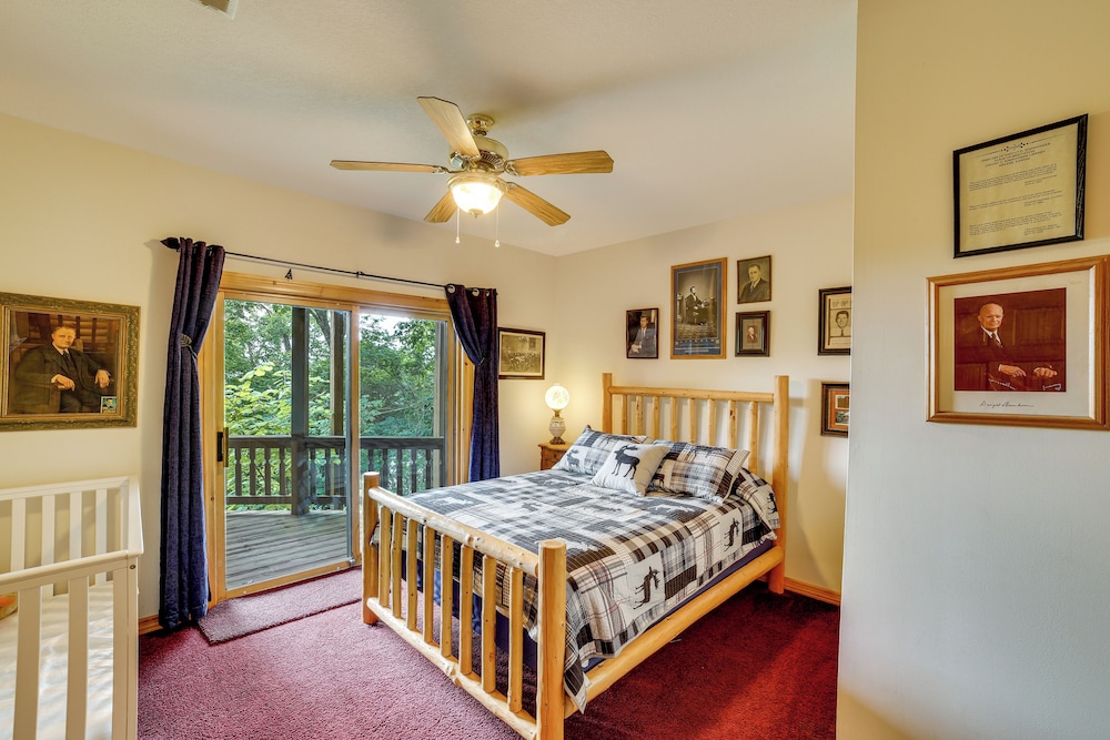 Decks & Views: Spacious Cabin Near Table Rock Lake