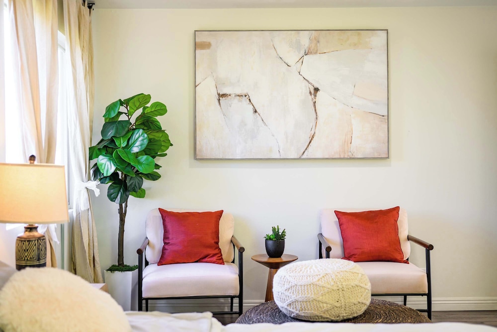 Near Dtla Gem Stylish Private Suite w King bed