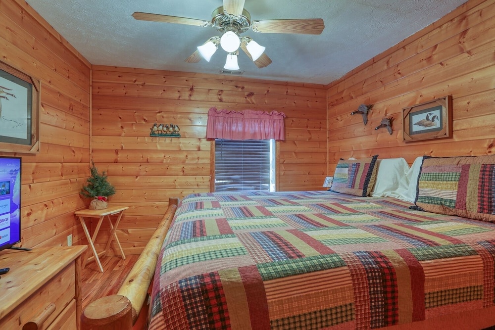 An Amazing View - 4 Bedrooms, 3.5 Baths, Sleeps 10 Cabin by RedAwning