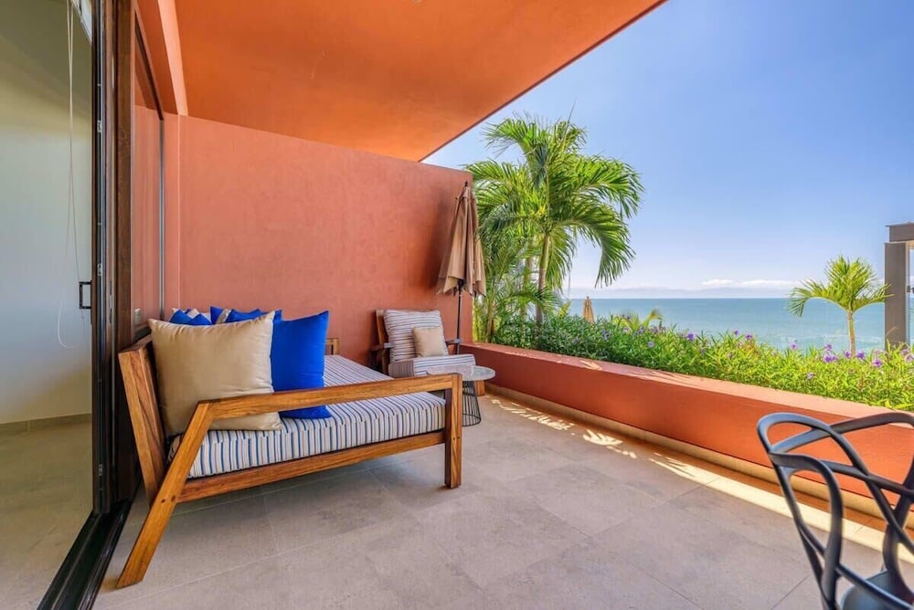 Luxurious 3BR Condo Right Next to the Beach - King
