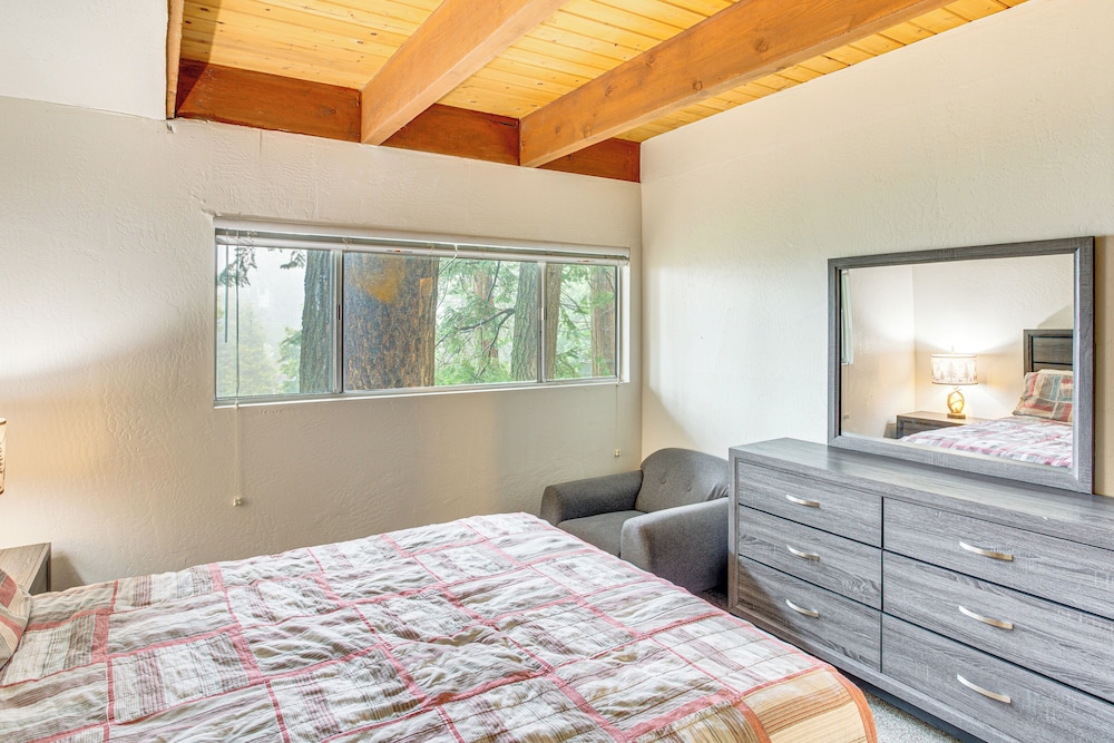 3 Mi to Lake Arrowhead Village: Pine-view Home!