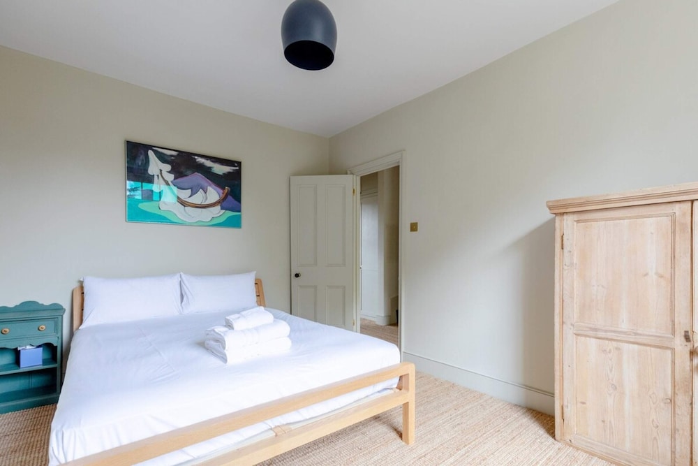 Spacious & Elegant 2BD Victorian Flat - Islington!