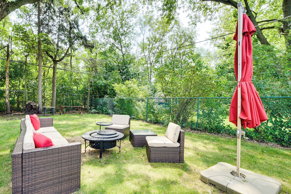 Pet-friendly Abode, 2 Mi to Dtwn Evanston!
