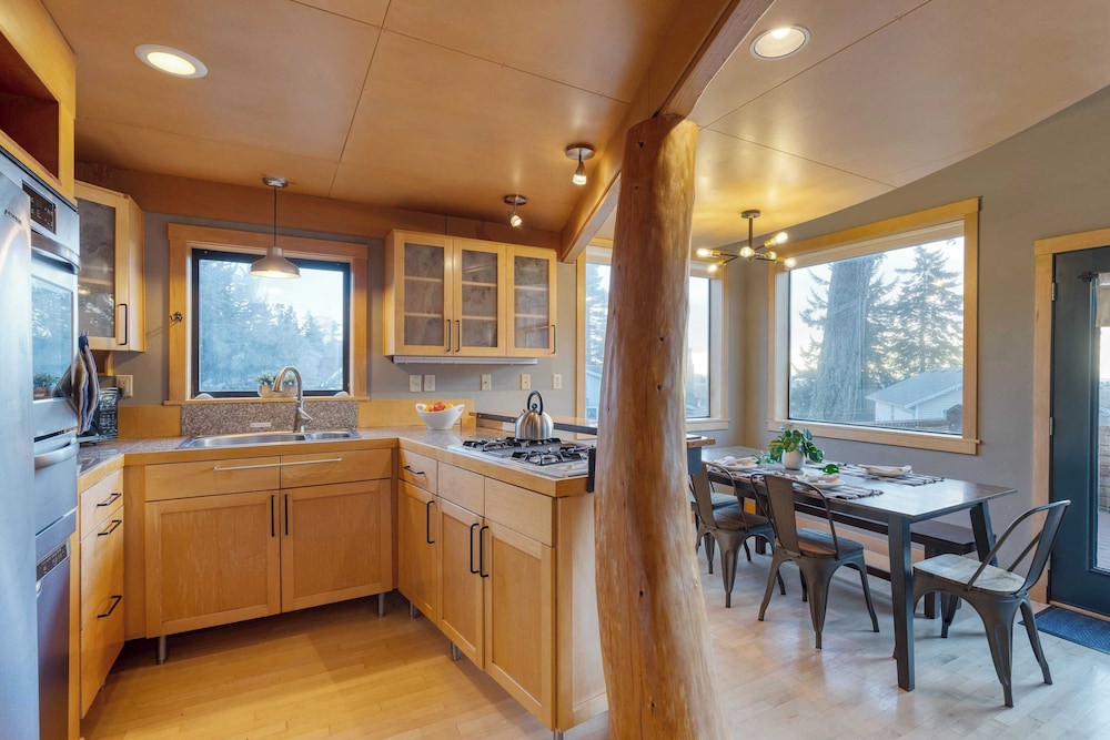 Deck Views, Fire Pit, Pool, 3 Mins to Beach Madrona Tree Retreat by Avantstay
