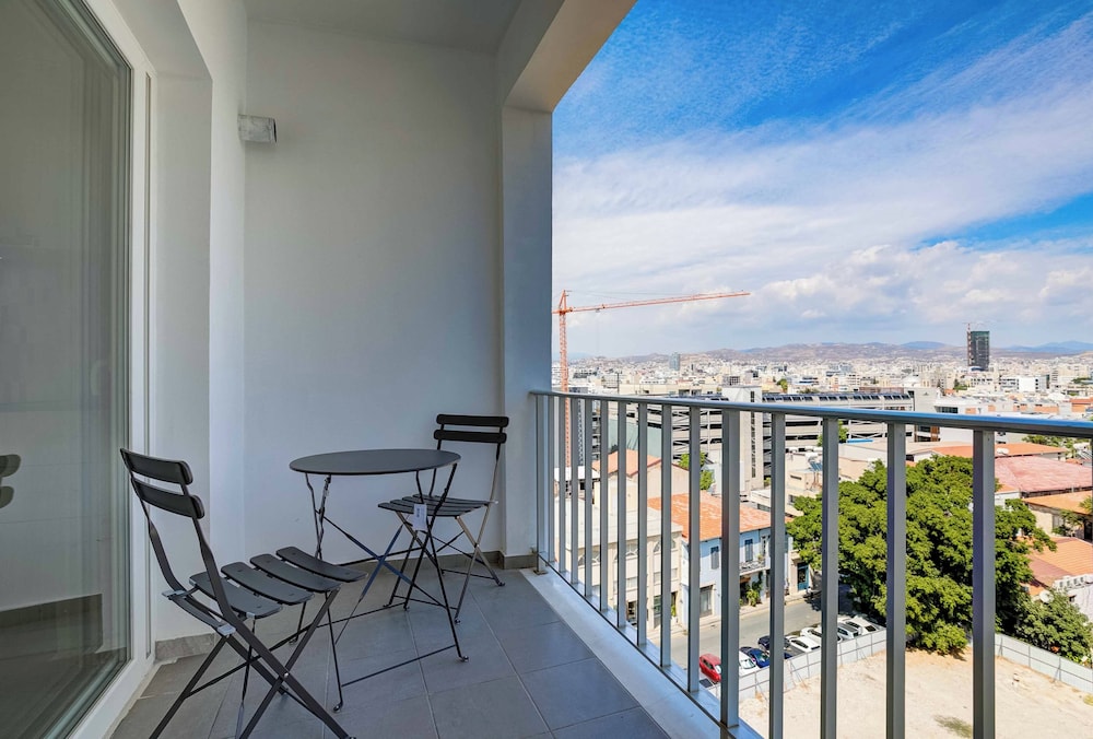 75 Prokymea- Steps From the Sea, Downtown, Balcony