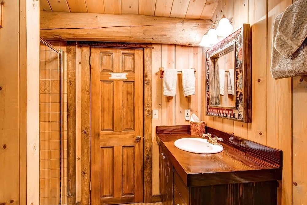 Bear Lodge 6 Bedroom Home by RedAwning