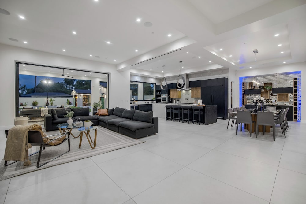 Villa Califa - Resort-style Living w/ Private Pool, Spa & Theater