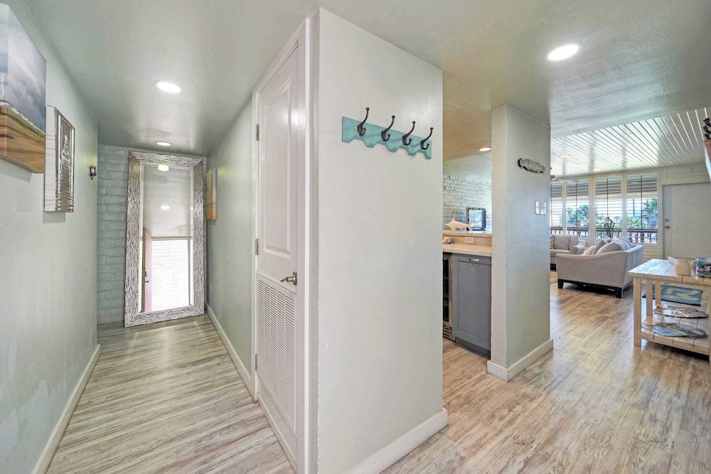 Pour Me a Vacation Mins to Beach, Community Pool+tennis Court, Private Balcony