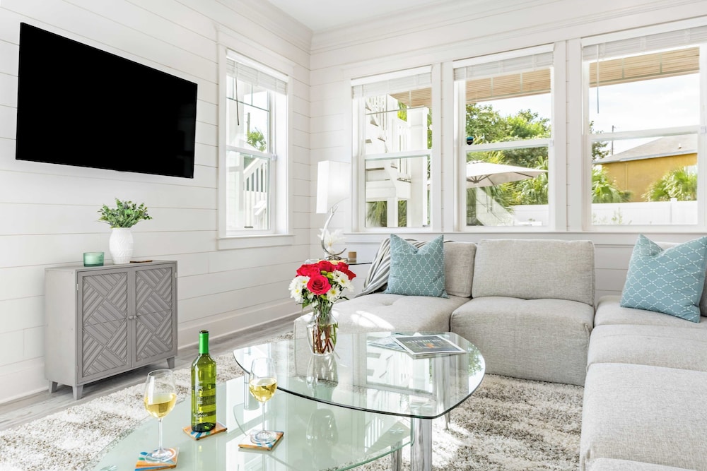 Modern 5bdr w/ Private Pool, 2 min Walk to the Beach! Montoute by Avantstay