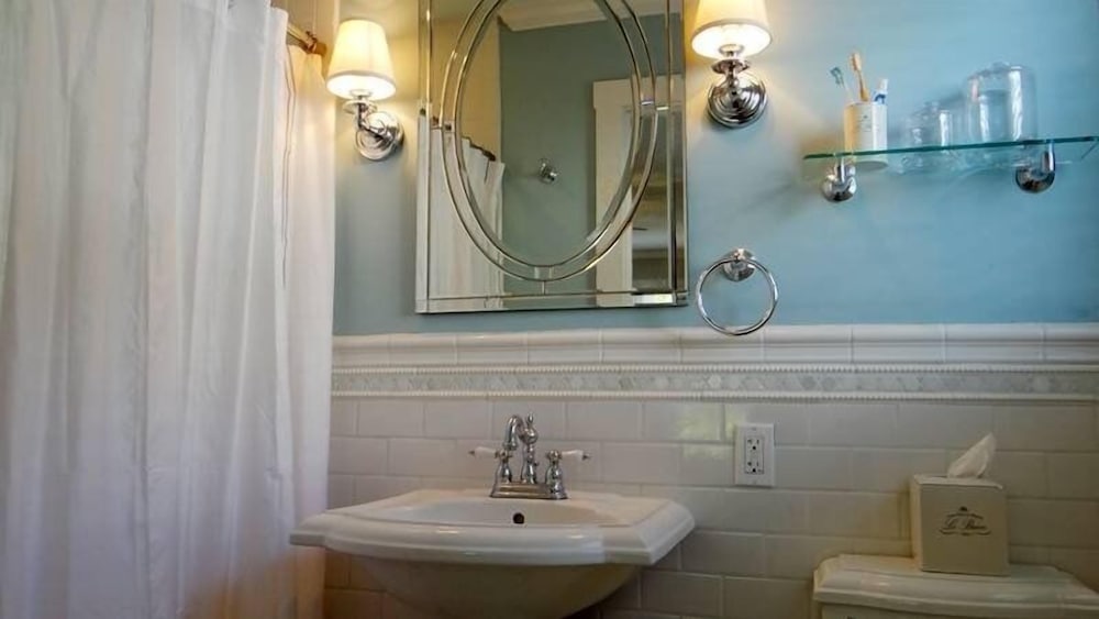 2404 Ave B 2 Bedroom Cottage by RedAwning